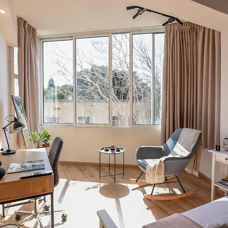 Gravity Downtown Scandi Apartment *